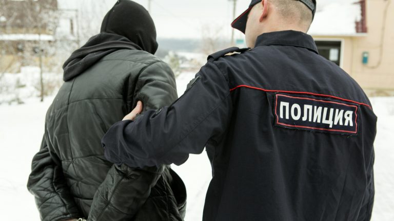 Pessoa sendo presa na Rússia