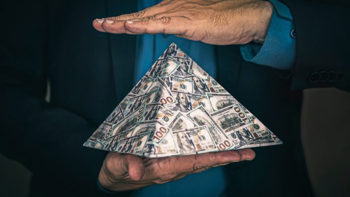 Símbolo de pirâmide financeira entre as mãos