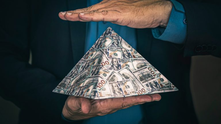 Símbolo de pirâmide financeira entre as mãos
