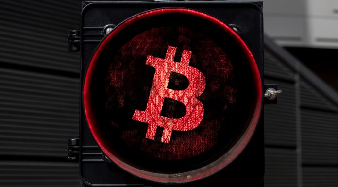 Sinal vermelho com imagem do Bitcoin