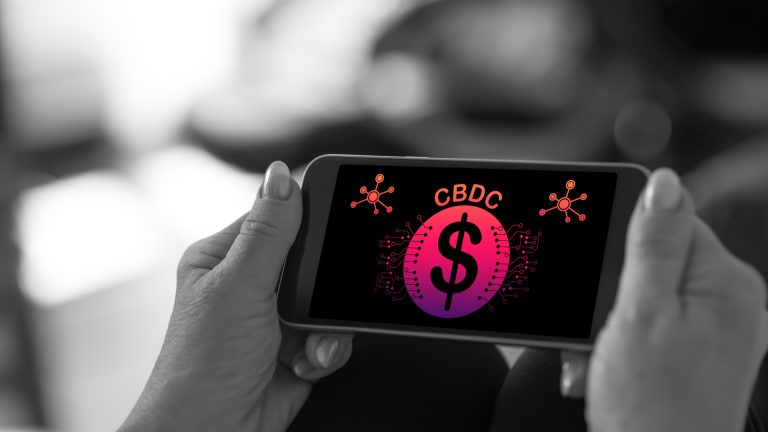 Smartphone mostrando Dólar digital em formato CBDC Dólar Estados Unidos