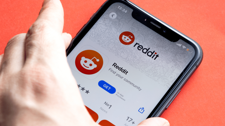 Após criptomoeda despencar 85%, moderadores são demitidos de rede social