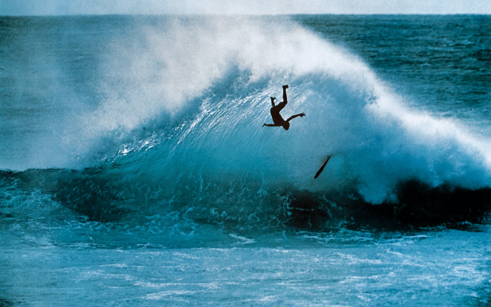 Um surfista pagando pelo seu livre acesso ao mar