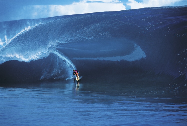 Laird Hamilton ensinando ao mundo que era possível surfar Teahupoo em <a href="https://www.youtube.com/watch?v=pYQQtxb8wv0">dias gigantes</a>, na onda que é considerada por muitos a onda mais importante ja surfada, por ter redefinido todas as fronteiras do possível no surf.