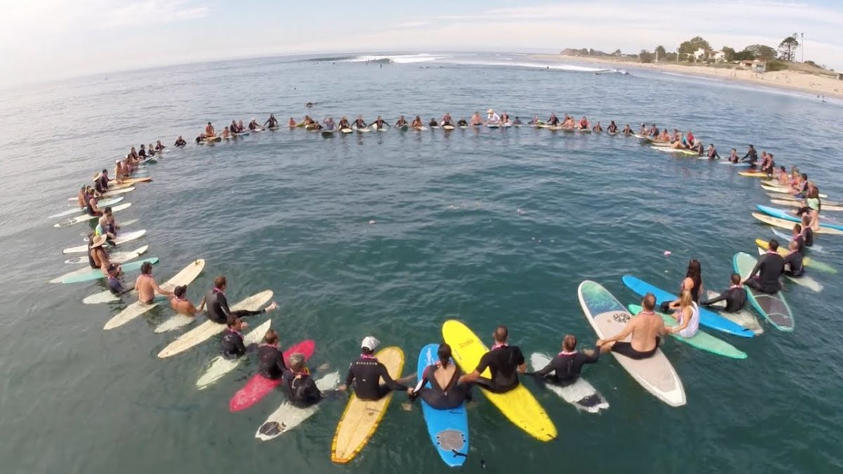 O ritual de círculo no mar é uma forma comuns para homenagear um surfista falecido, a nossa espécie de missa de sétimo dia.