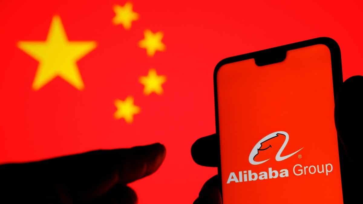 Aplicativo do Alibaba com bandeira da China ao fundo