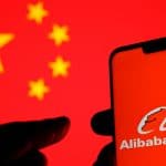 Aplicativo do Alibaba com bandeira da China ao fundo