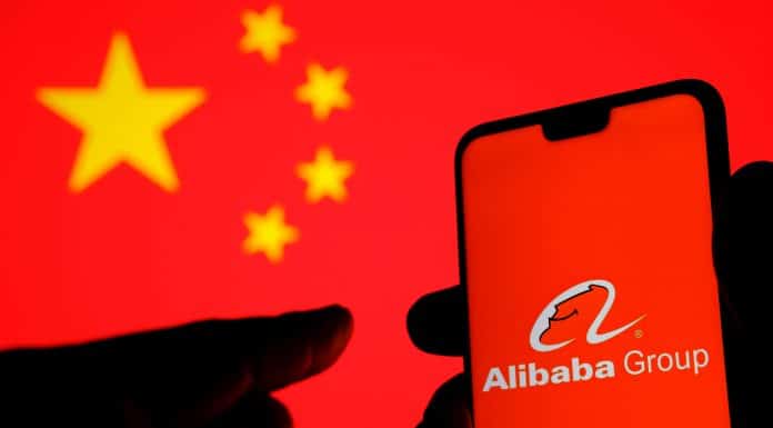 Aplicativo do Alibaba com bandeira da China ao fundo