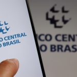 Aplicativo do Banco Central do Brasil em frente a logo da autarquia