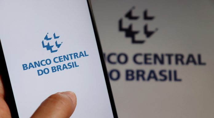 Aplicativo do Banco Central do Brasil em frente a logo da autarquia
