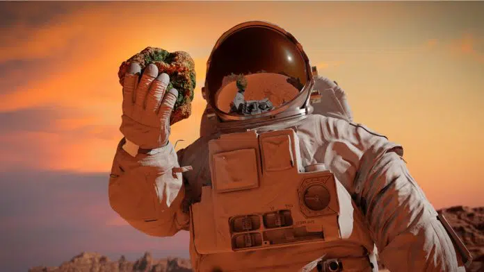 Astronauta segurando rocha em sua mão