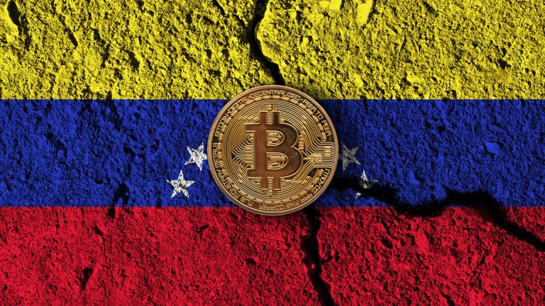 Bandeira da Venezuela quebrada e Bitcoin em cima
