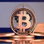 Bandeira de El Salvador ao fundo do Bitcoin e ouro