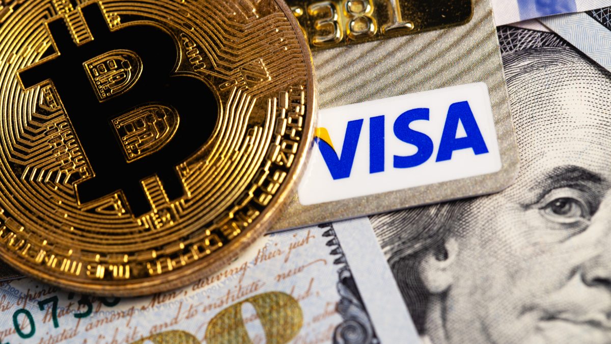 Bitcoin, Cartão Visa e Dólar ao fundo criptomoedas