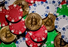 Bitcoin e moedas de casino em mesa