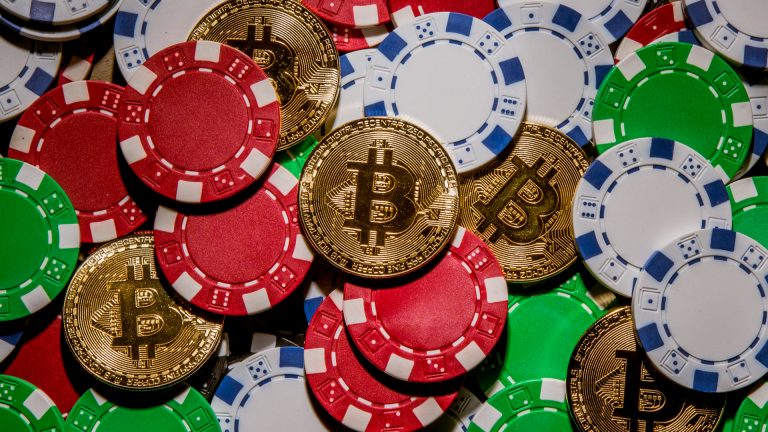 Bitcoin e moedas de casino em mesa