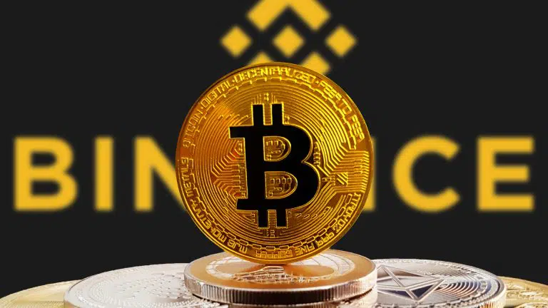 Bitcoin em frente a logo da Binance