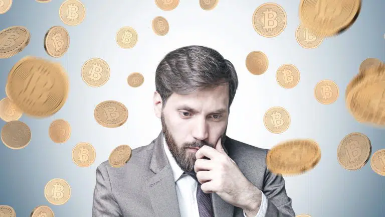 Homem pensativo sob uma chuva de Bitcoin