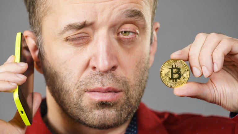 Homem segurando Bitcoin e preocupado falando com suporte