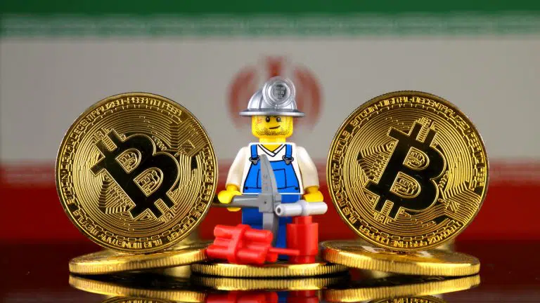 Lego minerador, Bitcoin e bandeira do Irã ao fundo