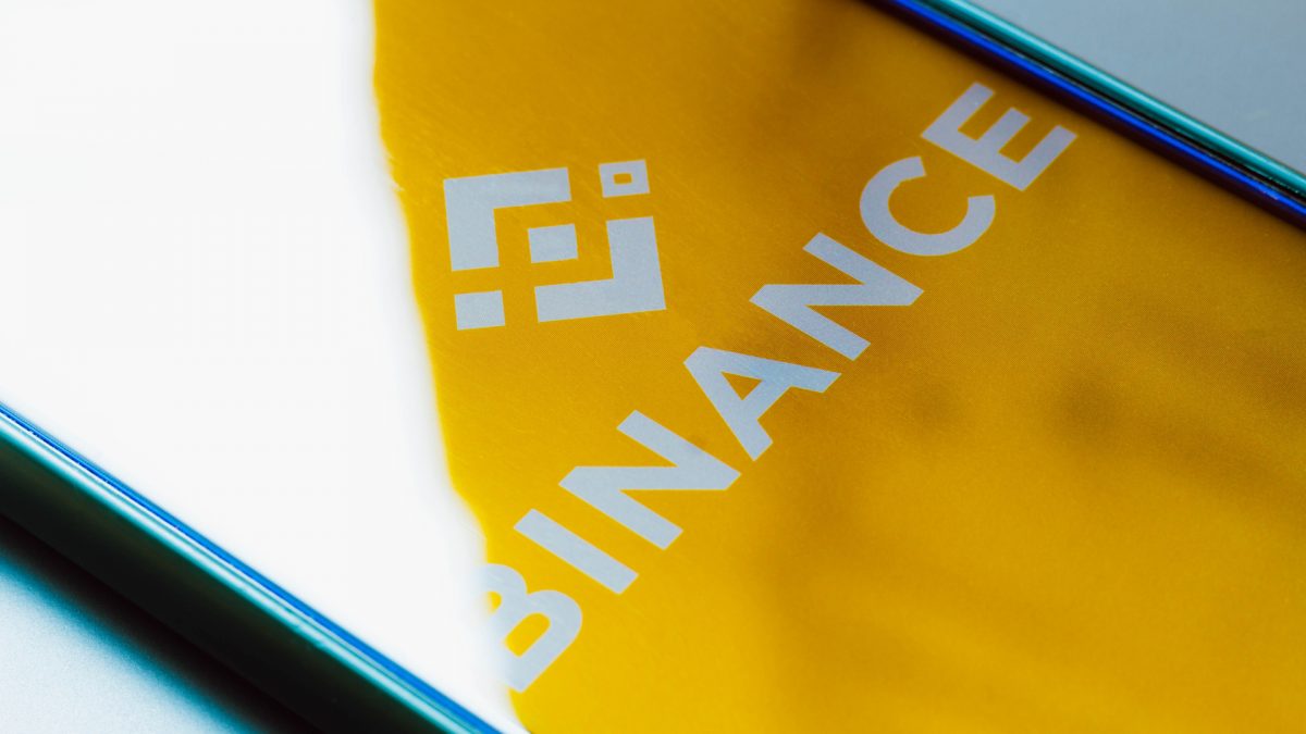 Logo da Binance em aplicativo negociações saques depósitos transferências pagamentos