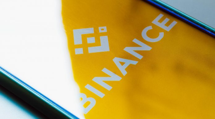 Logo da Binance em aplicativo negociações saques depósitos transferências pagamentos