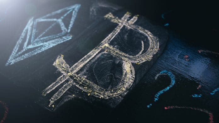 Logotipo do Bitcoin e do Ethereum em um quadro-negro conhecimento em criptomoedas