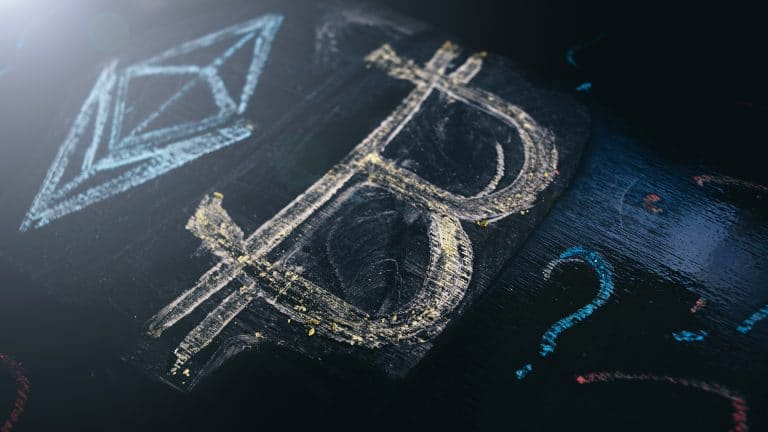 Logotipo do Bitcoin e do Ethereum em um quadro-negro conhecimento em criptomoedas