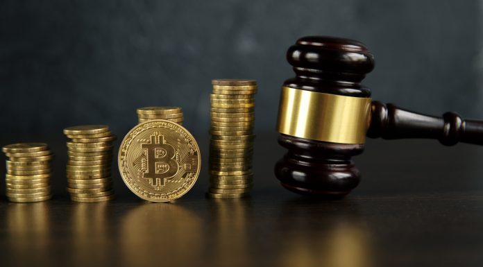 Martelo da Justiça e pilhas de Bitcoin