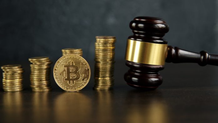 Martelo da Justiça e pilhas de Bitcoin