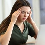 Mulher preocupada em frente ao computador