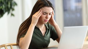 Mulher preocupada em frente ao computador