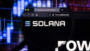 Página da Solana com lupa e gráficos ao fundo