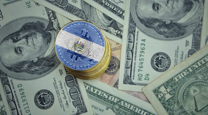 Pilha de Bitcoin com bandeira de El Salvador e notas de Dólar