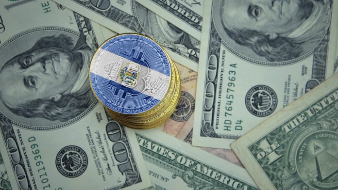 Pilha de Bitcoin com bandeira de El Salvador e notas de Dólar