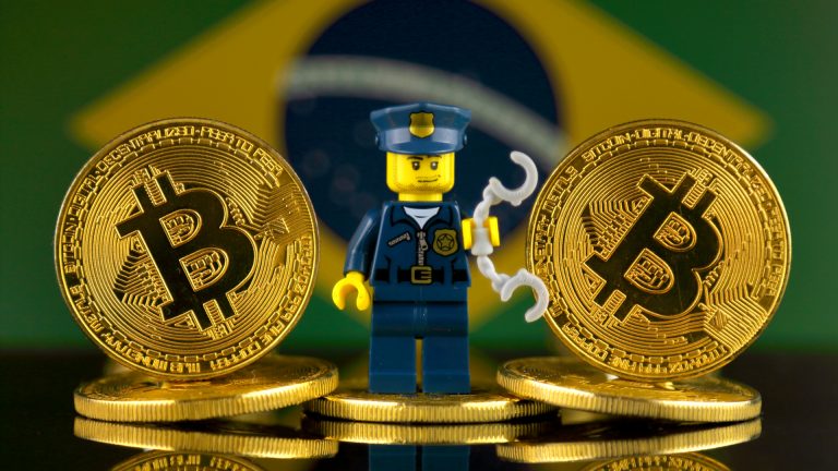 Polícia, Bitcoin e Bandeira do Brasil ao fundo, criptomoedas apreensão