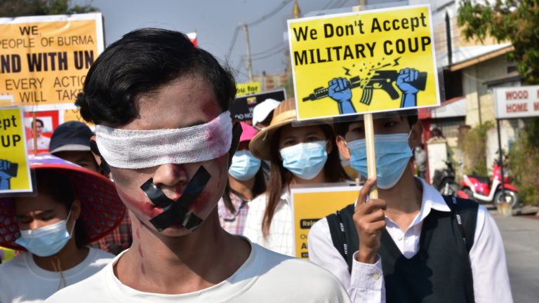 Povo de Mianmar saiu às ruas para protestar contra o golpe militar