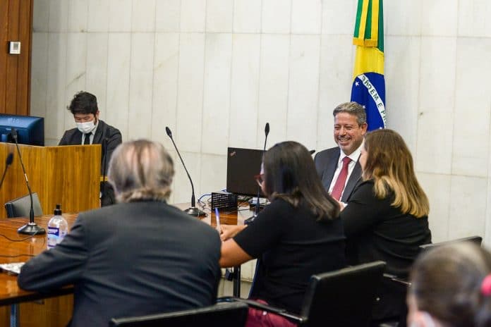 Presidente da Câmara dos Deputados, Arthur Lira, em conversa com líderes