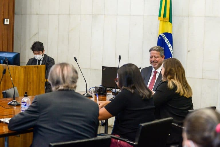 Presidente da Câmara dos Deputados, Arthur Lira, em conversa com líderes