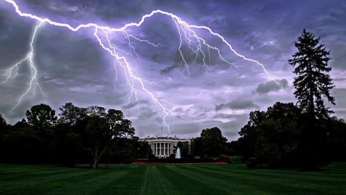 Relâmpago sobre a Casa Branca em Washington DC, EUA