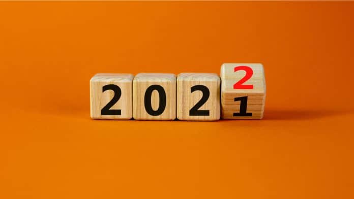 Retrospectiva 2021 com fundo laranja
