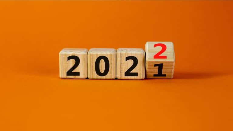 Retrospectiva 2021 com fundo laranja