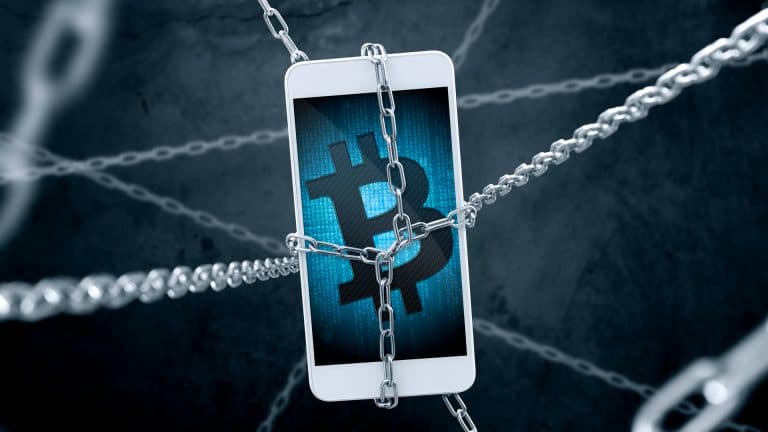 Smartphone acorrentado com símbolo Bitcoin