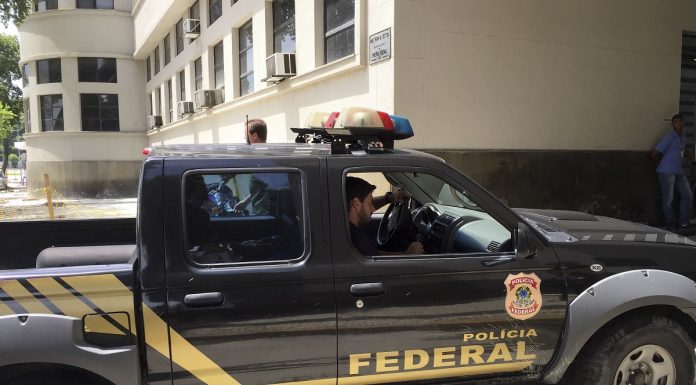 Viatura da Polícia Federal entrando na sede PF