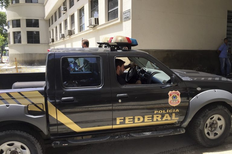 Viatura da Polícia Federal entrando na sede PF