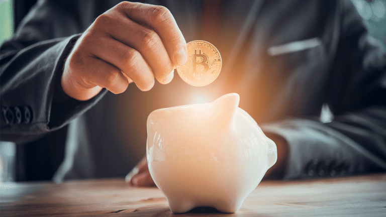 Bitcoin sendo depositado em cofre