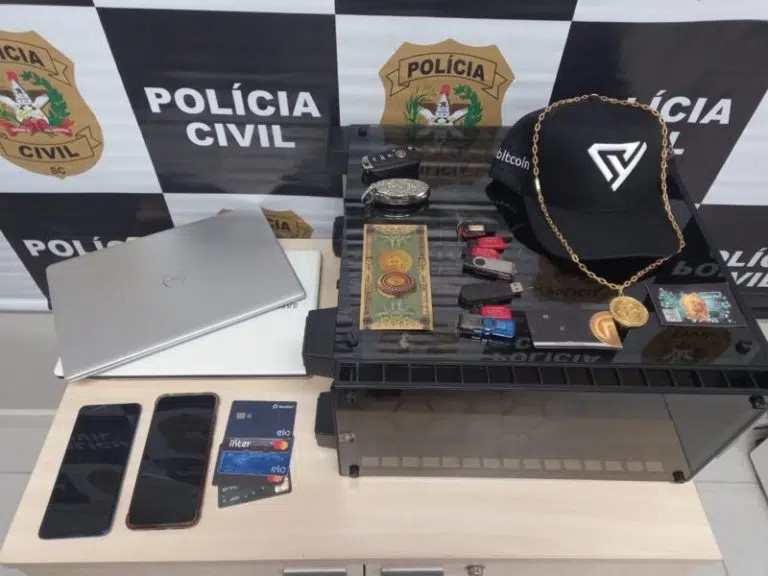 Polícia de SC prende golpistas que vendiam criptomoedas falsas
