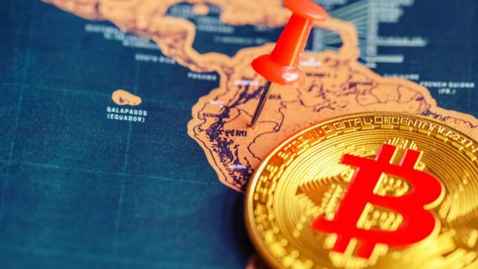 Alfinete na parte do Peru do mapa do mundo e Bitcoin