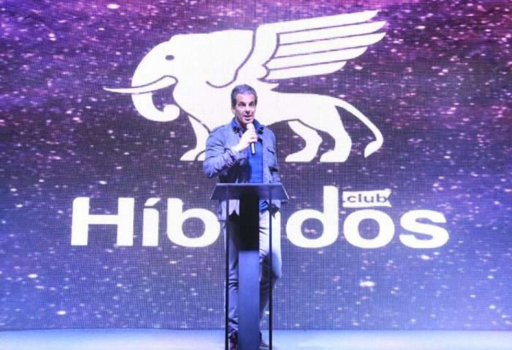 Álvaro Garneiro in a lecture at the Hibridos Club