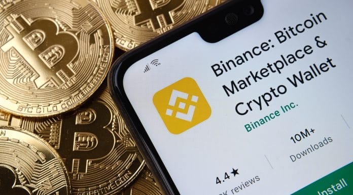 Aplicativo Binance sobre pilha de Bitcoins